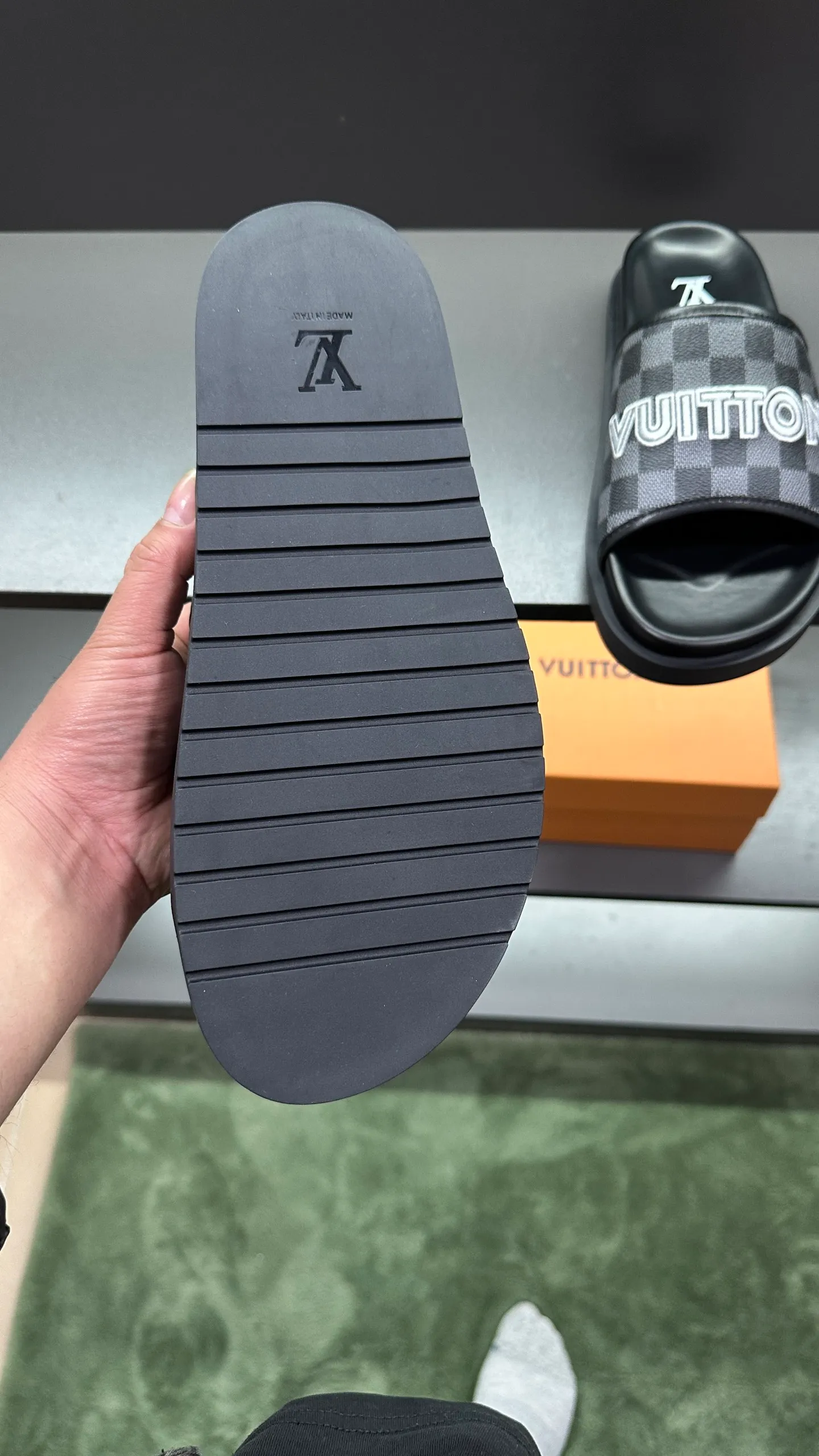 [L Home] P: 300💰Size: 38-45 Top purchasing lv men's summer slippers, classic presbyopia with soft real leather lining, unique color splicing effect, distinctive personality, fashionable and trendy essential style, light and comfortable. Lightweight and tough rubber insole, micro ridged foam outsole, super comfortable!